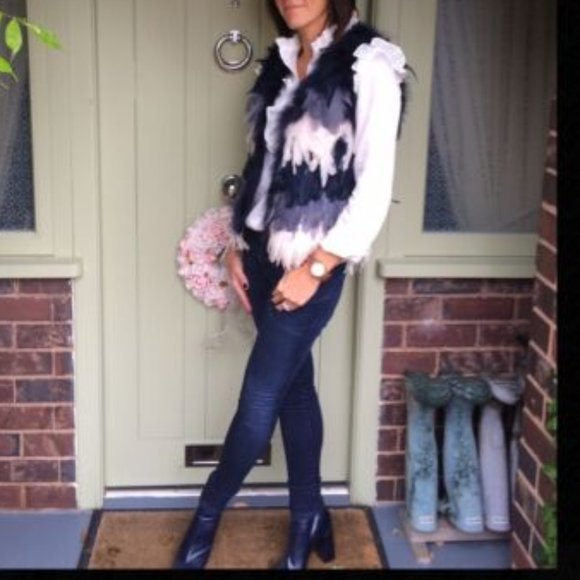 💋STUNNINGLY BEAUTIFUL💋 OMBRE BLUE & CREAM FEATHER FUR WAISTCOAT - Picture 5 of 15